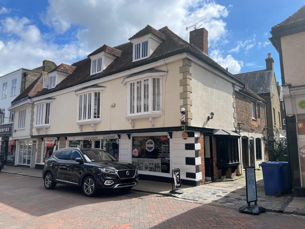 Lot: 17 - FREEHOLD COMMERCIAL INVESTMENT WITH GROUND RENT INCOME - Period building with two commercial units and flats above